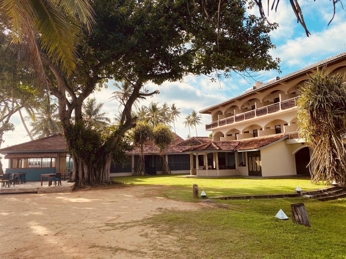 Sri Gemunu Beach Resort Unawatuna Ngoại thất bức ảnh